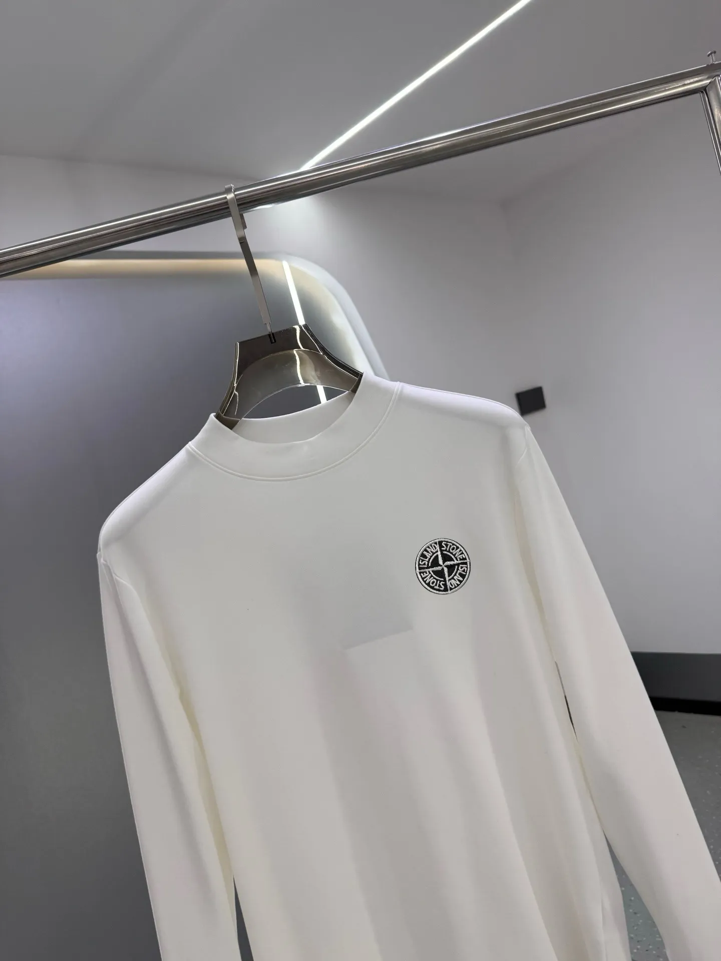 P220 Stone Island 2025 autumn and winter men's latest trade order mid-collar bottoming shirt, in full condition! ! Designed with logo embroidery! Customized 100% pure cotton fabric! Weighing 330g, the upper body is comfortable and breathable, not stiff, and has a rich three-dimensional feel overall. It is a quality export order that meets the simple needs of commuters. The upper body effect is very good, slimming, and not picky about the figure. The fabric workmanship is impeccable. Black White Size: XS-2XL